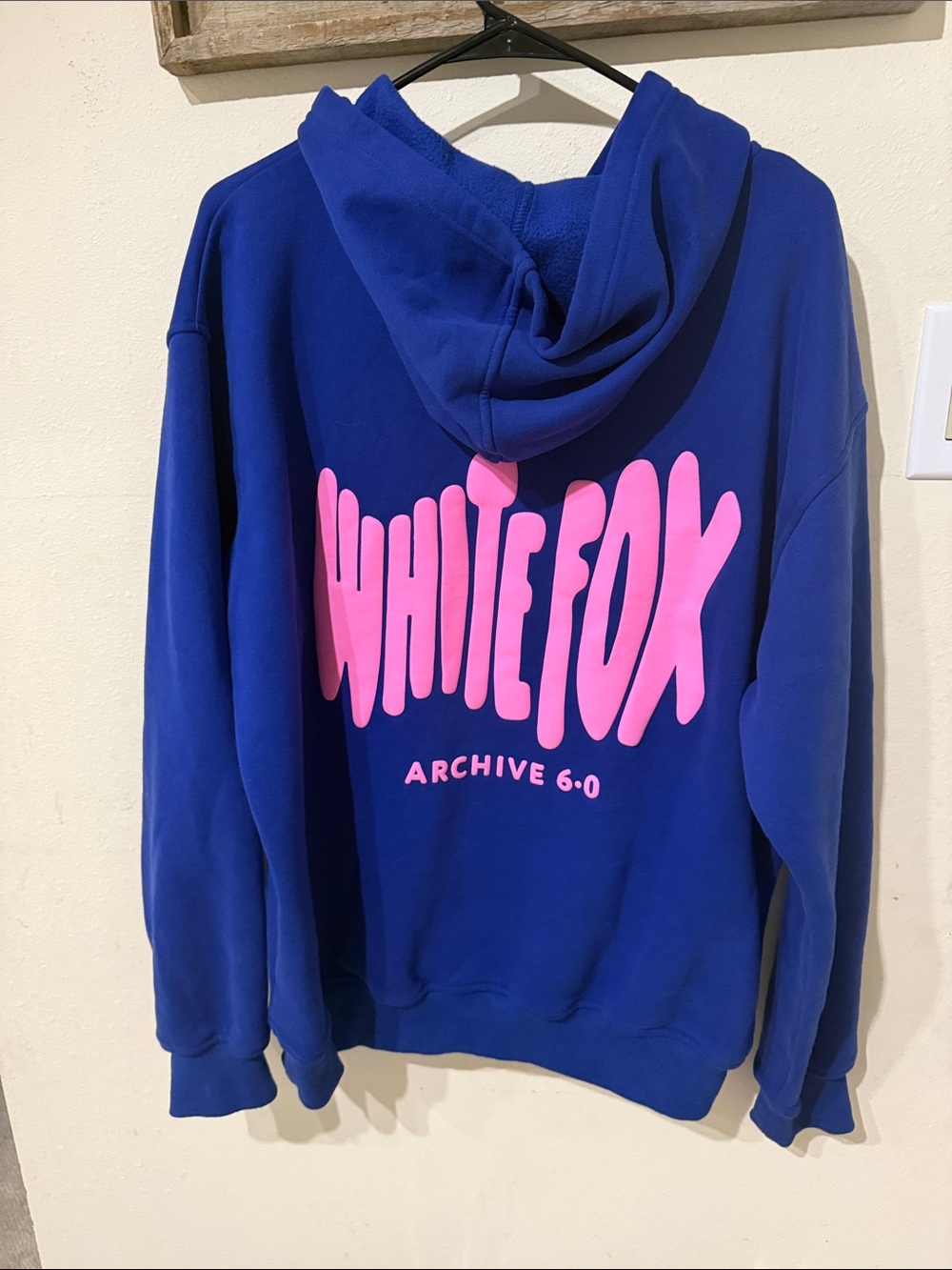 White Fox Archive 6.0 Oversized Hoodie Sweatpants Set in Malibu with Pink Logo - Picture 7 of 12